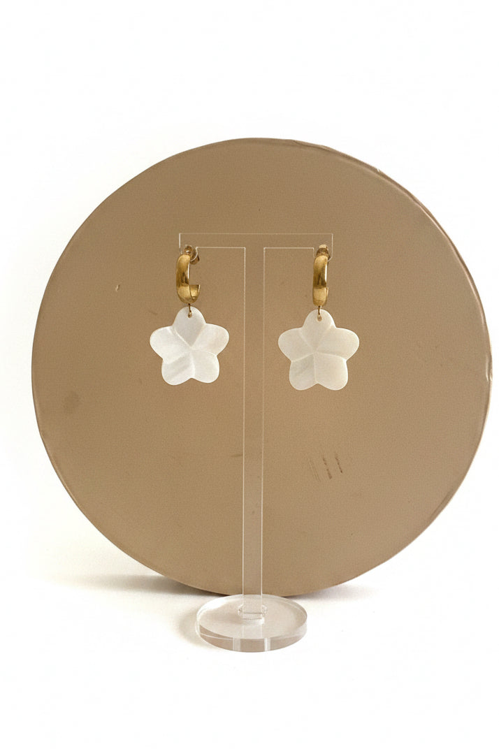 Pendientes de Aro de Acero 15 mm con Flor de Nácar Blanca 25 mm | Rosser