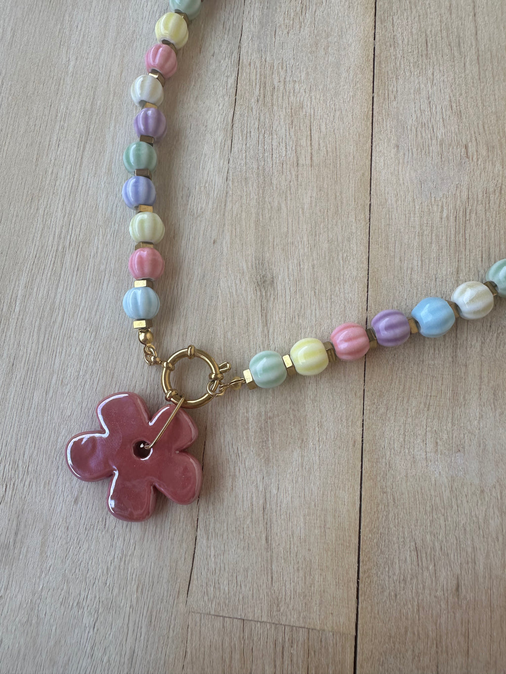 Collar bolas de cerámica con flor y acero