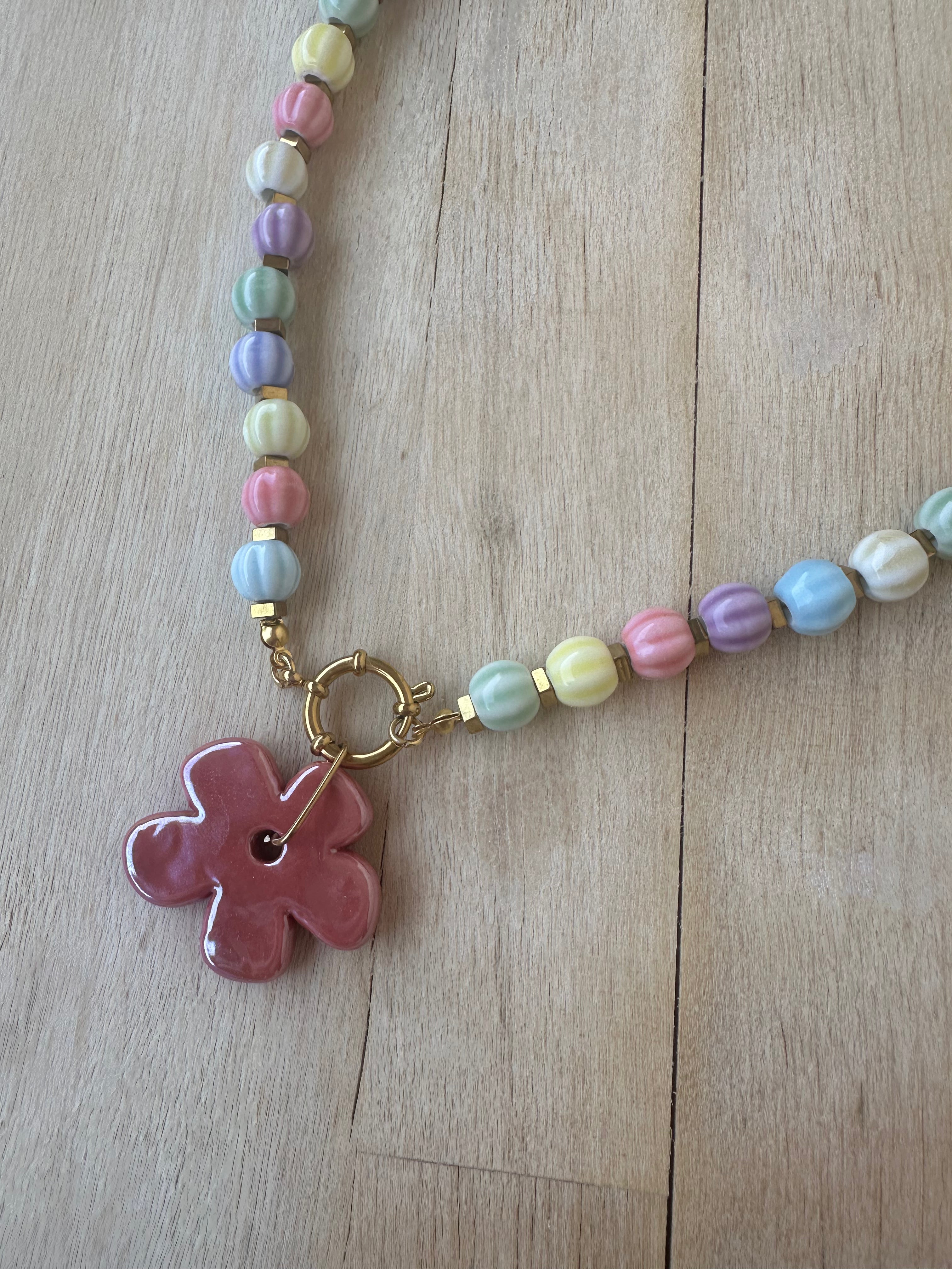 Collar bolas de cerámica con flor y acero