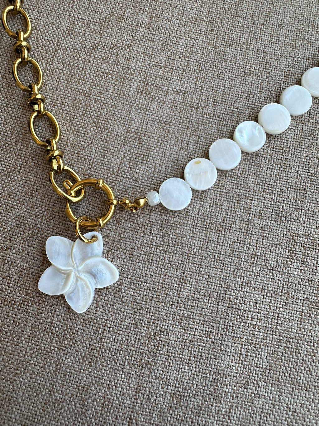 Collar de Nácar con Flor de Nácar y Acero Inoxidable | Collar Artesanal de 50 cm.