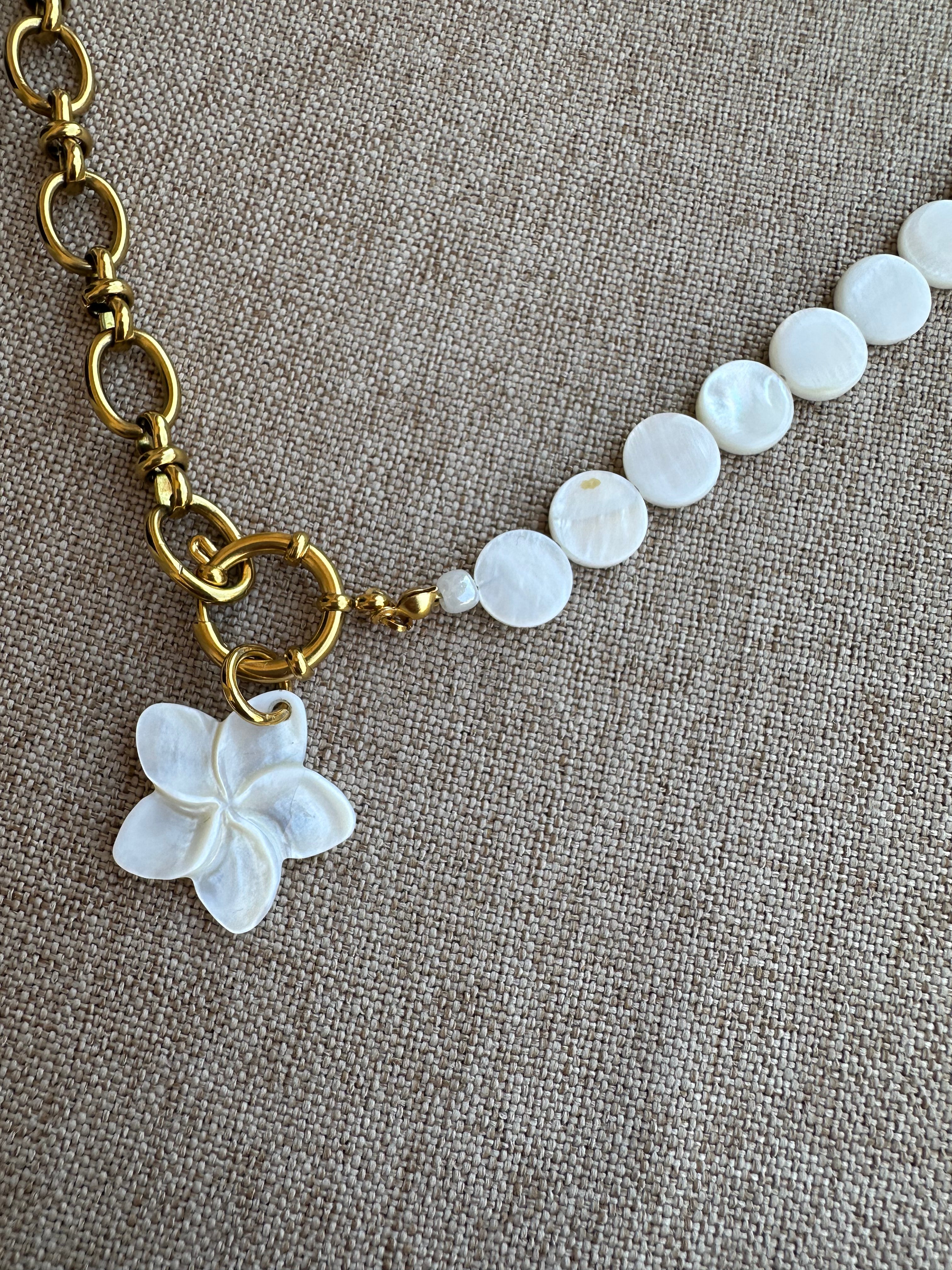 Collar de Nácar con Flor de Nácar y Acero Inoxidable | Collar Artesanal de 50 cm.