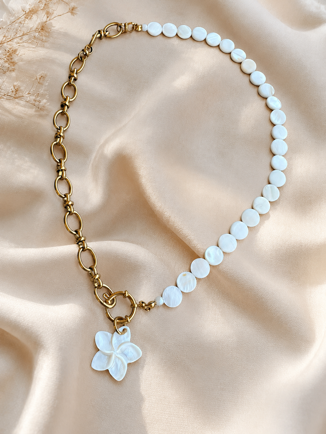 Collar de Nácar con Flor de Nácar y Acero Inoxidable | Collar Artesanal de 50 cm.