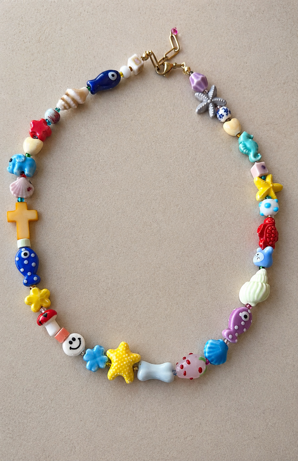 Collar Multicolor Artesanal con Abalorios y Charms