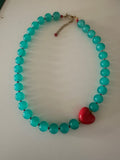 Collar cristal turquesa con corazones rojo.